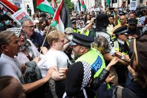 حملة قمع غير مسبوقة.. اعتقال 66 شخصًا لدعم “فلسطين أكشن” خارج مؤتمر حزب العمال