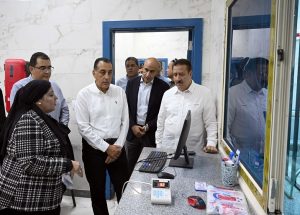 رئيس الوزراء يتفقد مركز طب الأسرة شمّا.. ويستفسر من المواطنين عن جودة الخدمات الطبية