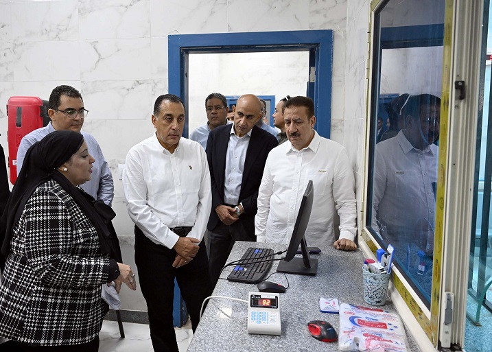 رئيس الوزراء يتفقد مركز طب الأسرة شمّا.. ويستفسر من المواطنين عن جودة الخدمات الطبية