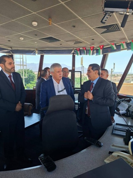 وزير النقل يتفقد مديرية الملاحة الجوية والأرصاد في مطار الملك حسين بالعقبة