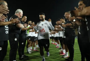 لماذا كرم صلاح بممر شرفي فور وصوله لمعسكر منتخب مصر؟