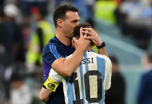 "Enjoy watching him against Venezuela".. Scaloni sheds tears when asked about Messi's future (Video)