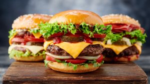 "Même un hamburger est devenu un luxe".. Un lord britannique provoque la colère après avoir révélé une liste de prix "choquante" dans un aéroport turc