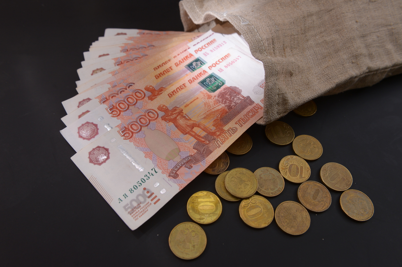 رئيس أكبر بنك روسي يتحدث عن مستقبل الروبل