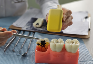 تأثير السجائر الإلكترونية المدمر على الأسنان وصحة الفم