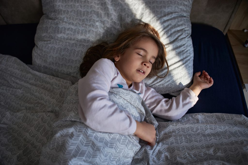 3 أعراض خلال النوم قد تعني إصابة طفلك بحالة مرتبطة بأمراض القلب والسكتة الدماغية