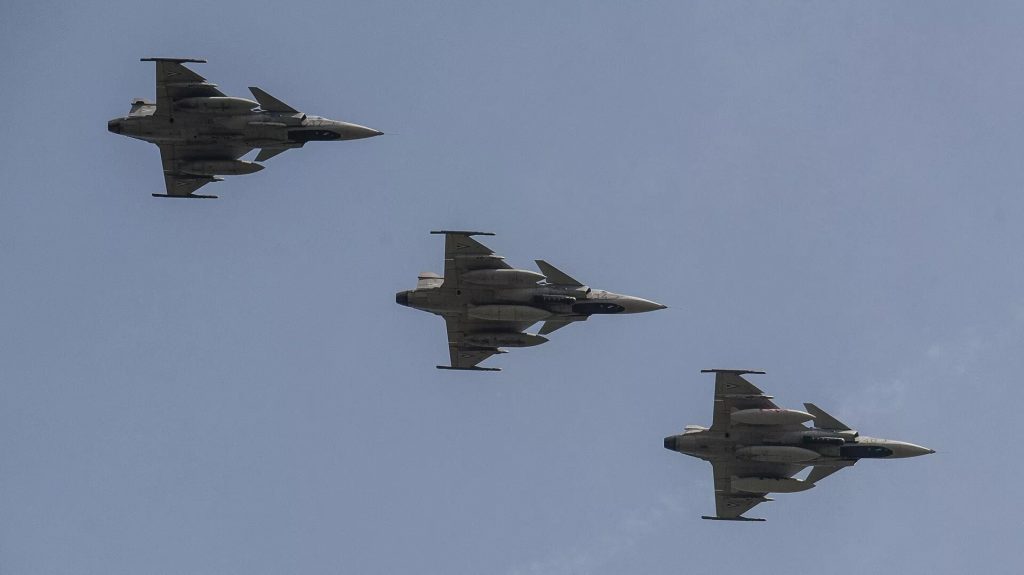 الدفاع السويدية تفنّد تصريحات كييف بشأن اقتراب تزويدها بمقاتلات “غريبن”