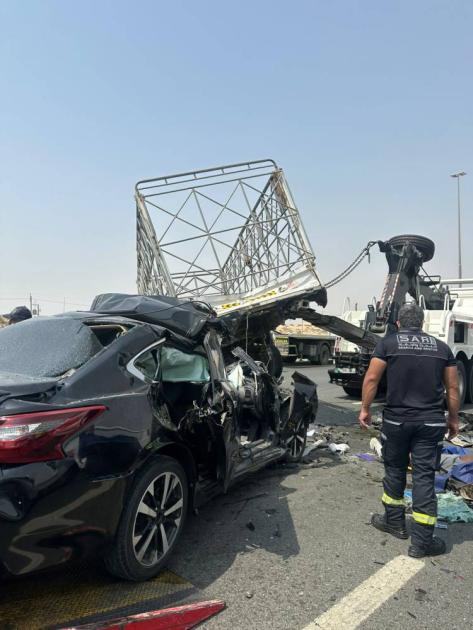 وفاة شخص وإصابة 2 آخرين إثر حادث تصادم بين 3 مركبات في دبي
