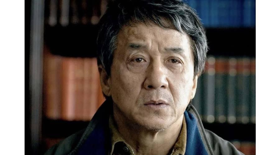 Quelle est la vérité derrière la photo de Jackie Chan sur son lit de mort qui a envahi les réseaux sociaux ?
