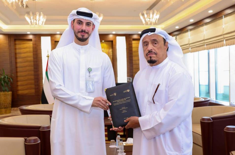 ضاحي خلفان يتلقى رسالة ماجستير حول مكافحة الإرهاب والعنف والأمن | صحيفة الخليج