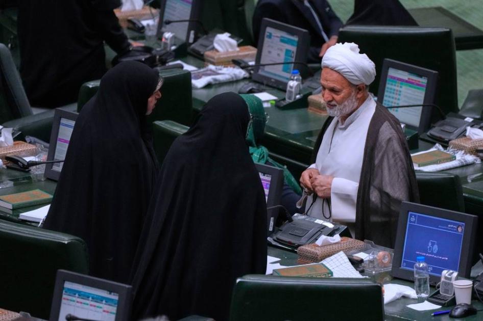 أوروبا وبريطانيا تعيدان العقوبات.. وإيران ترفض الخضوع