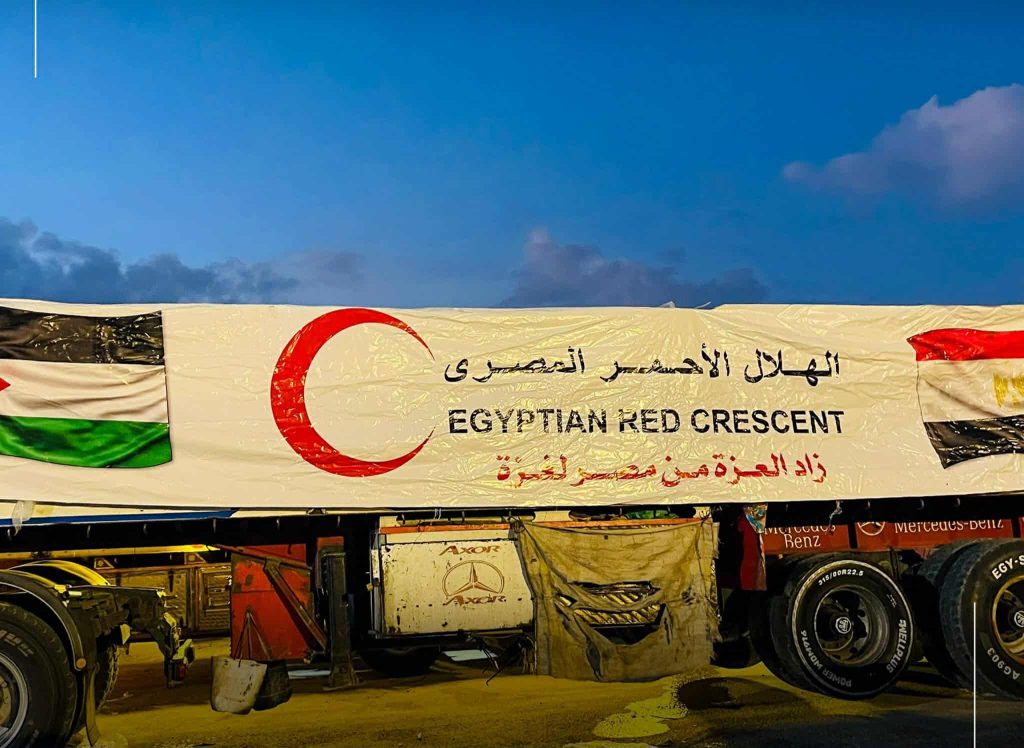 الهلال الأحمر المصري يدفع نحو 2700 طن مساعدات غذائية وإغاثية لأهالي قطاع غزة