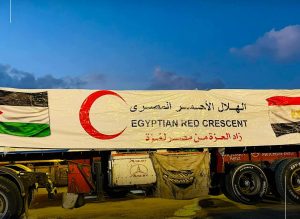 الهلال الأحمر المصري يدفع نحو 2700 طن مساعدات غذائية وإغاثية لأهالي قطاع غزة