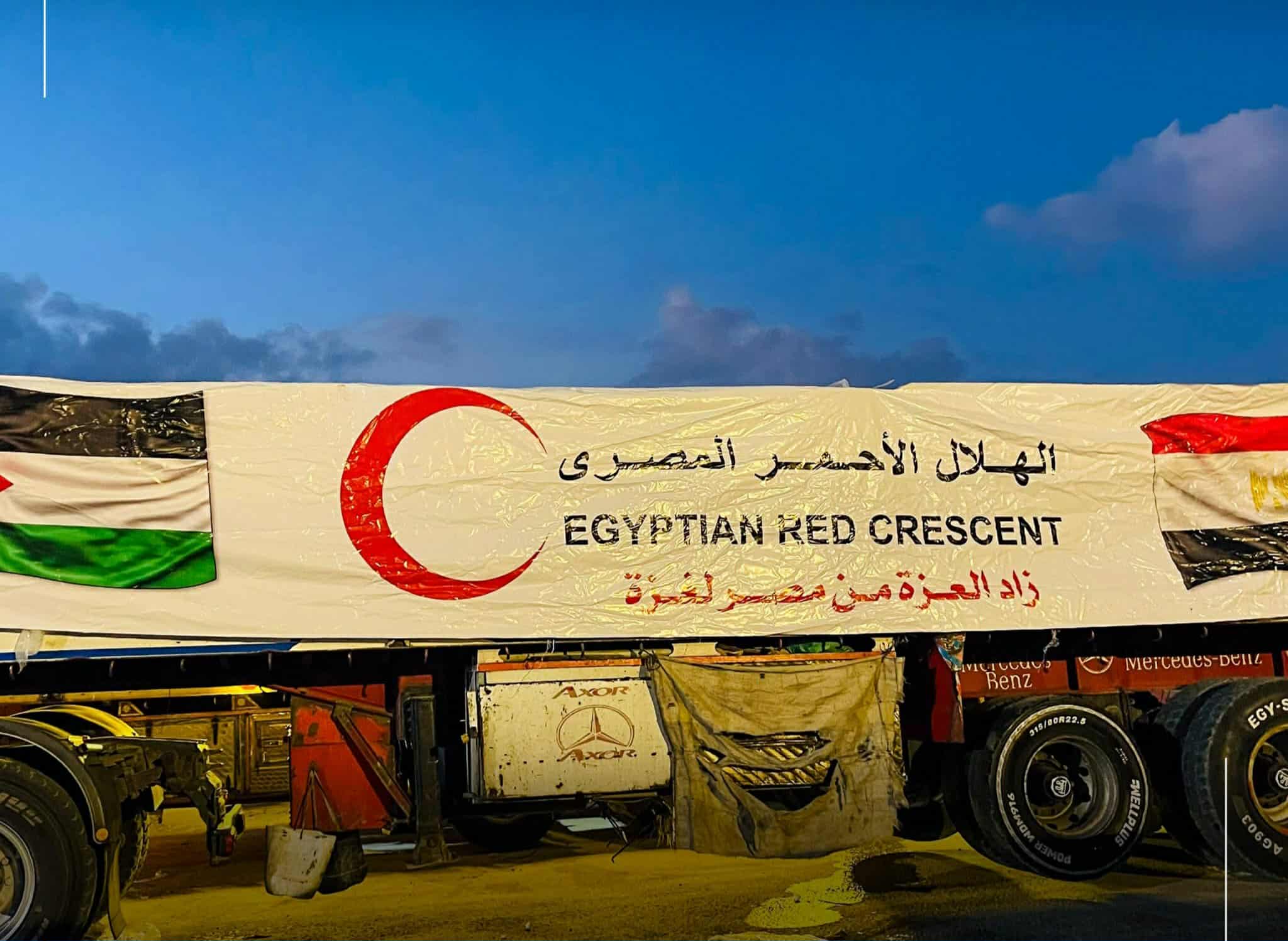 الهلال الأحمر المصري يدفع نحو 2700 طن مساعدات غذائية وإغاثية لأهالي قطاع غزة