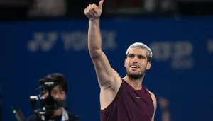 ألكاراز يضرب موعداً مع فريتز في نهائي طوكيو