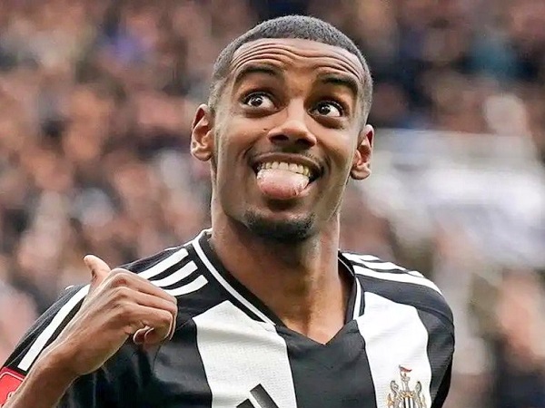 ماكويست يحذر ليفربول من إيزاك: قد يعيد سيناريو رحيله عن نيوكاسل