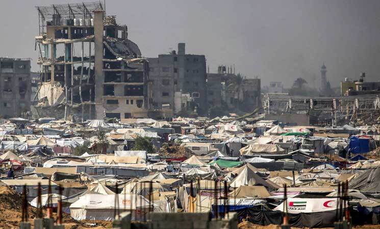 غزة.. مسيرات إسرائيلية تلقي قنابل غاز على منازل بمحيط الشفاء