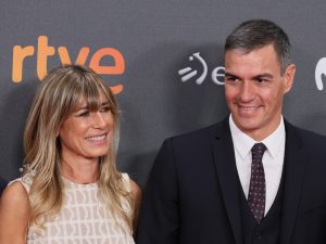 زوجة رئيس الوزراء الإسباني تمتنع عن حضور جلسة أمام القضاء