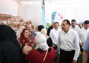 رئيس الوزراء يتفقد سوق اليوم الواحد للسلع الغذائية بأشمون في المنوفية