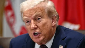 Trump signe un décret réduisant les droits de douane sur les voitures américaines à 15%