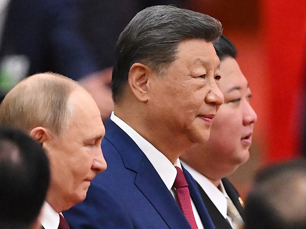Xi organise un défilé militaire en présence de Poutine et Kim ; Trump les accuse de conspirer contre nous