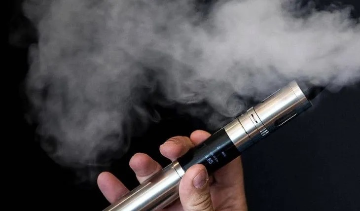 Singapour criminalise les cigarettes électroniques ; l'immigration met en garde les Égyptiens contre la violation de la loi