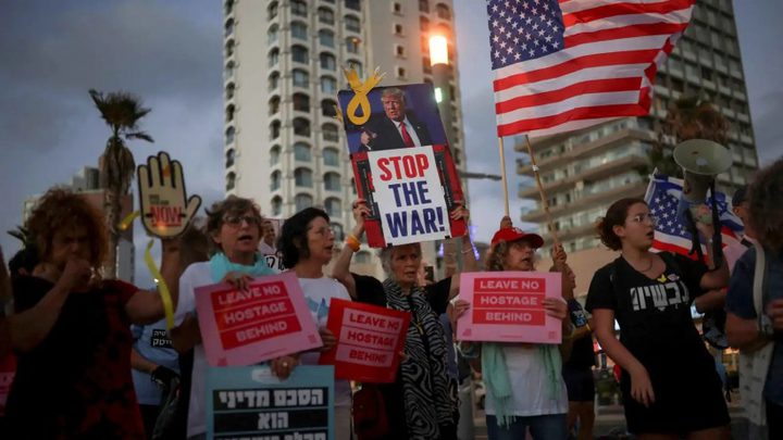 300 متظاهر أمام القنصلية الأمريكية بتل أبيب يطالبون بتنفيذ خطة ترامب لإنهاء حرب غزة