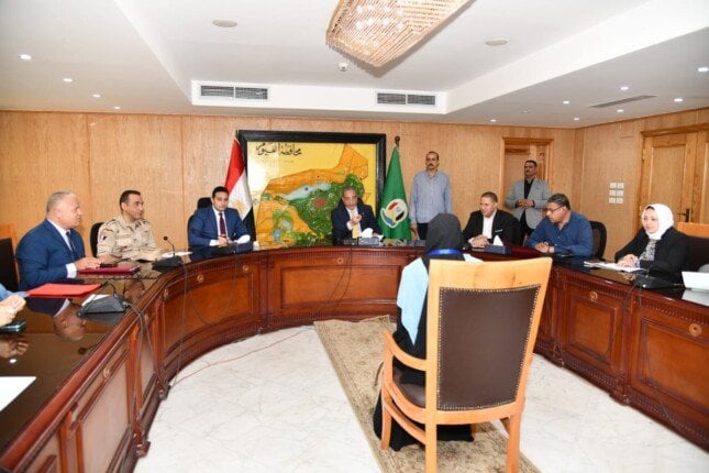 محافظ الفيوم يوجّه بتوفير تدخلات الحماية الاجتماعية للأسر الأكثر احتياجا