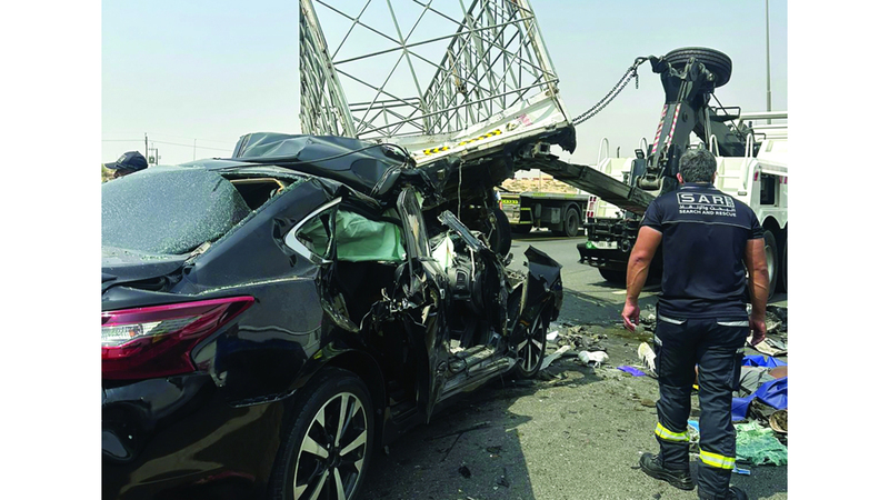 شرطة دبي تحذّر من خطورة عدم ترك مسافة أمان بين المركبات