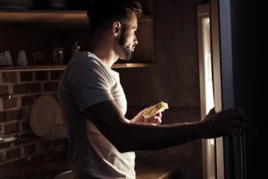 متلازمة الأكل الليلي.. أسبابه وطرق العلاج