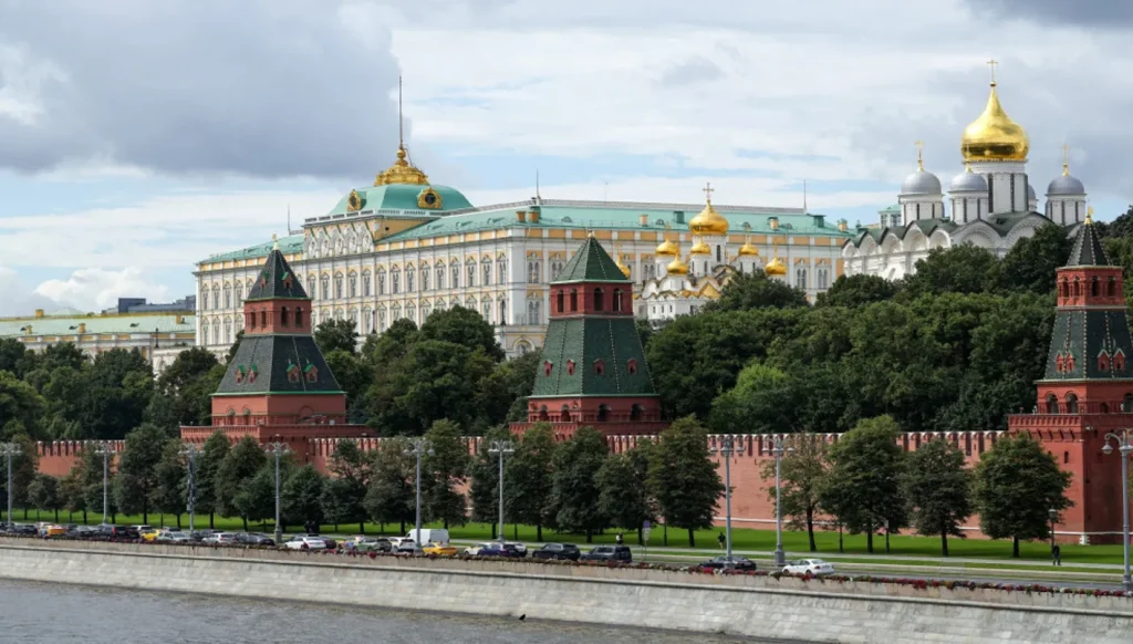 الكرملين يحذّر الناتو: روسيا لن تسمح بأي انتهاك لمجالها الجوي