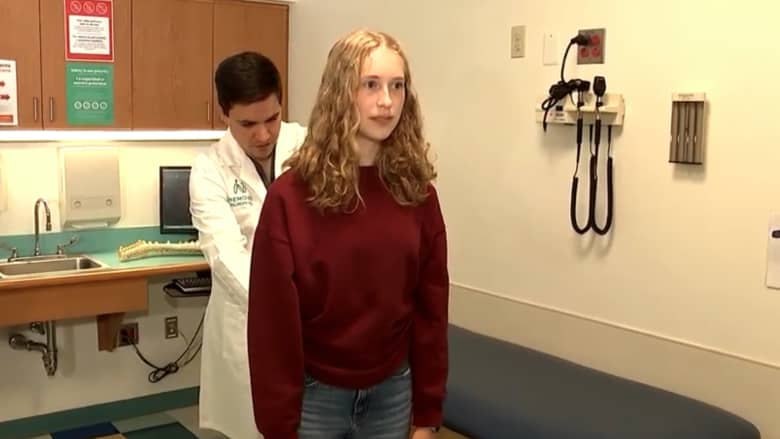 روبوت طبي يساعد فتاة أمريكية على التعافي من الجنف واستعادة نشاطها