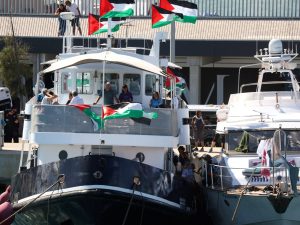 سفينة إعلاميين تستعد للإبحار إلى غزة