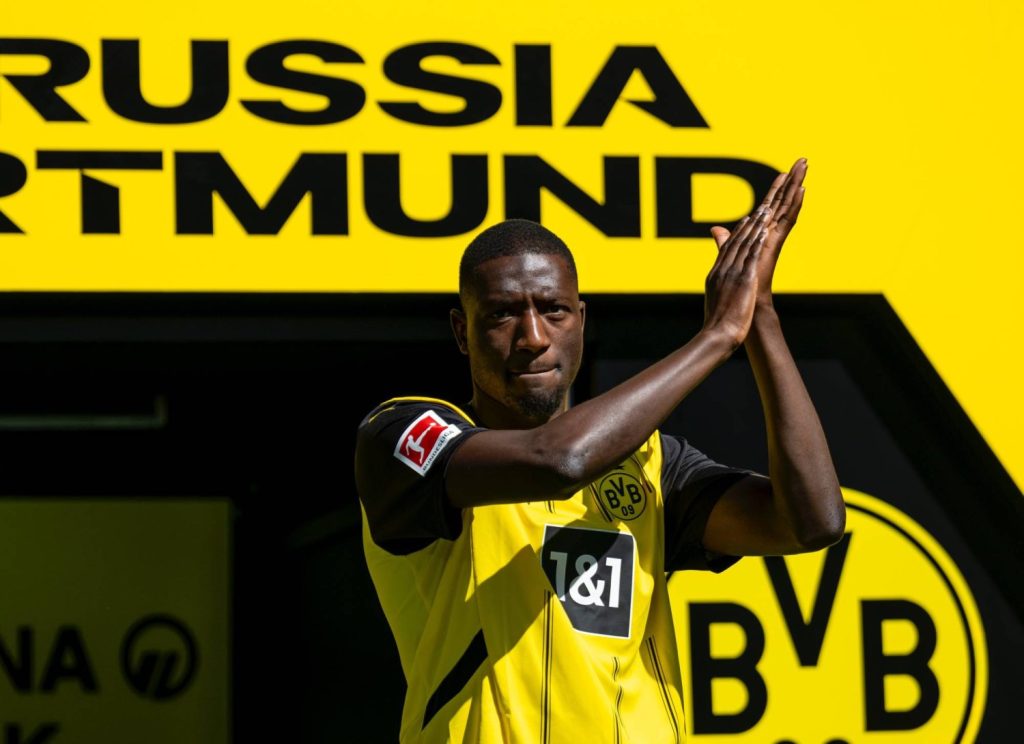 جيراسي لاعب فريق دورتموند الألماني يغادر معسكر منتخب غينيا – بوابة الأهرام