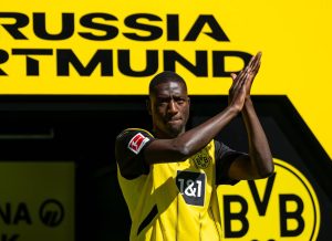 جيراسي لاعب فريق دورتموند الألماني يغادر معسكر منتخب غينيا – بوابة الأهرام