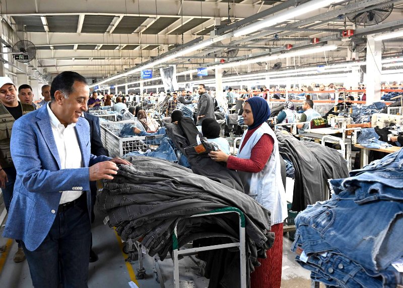 رئيس الوزراء يتفقد مصنع “تي آند سي” للملابس الجاهزة في القليوبية