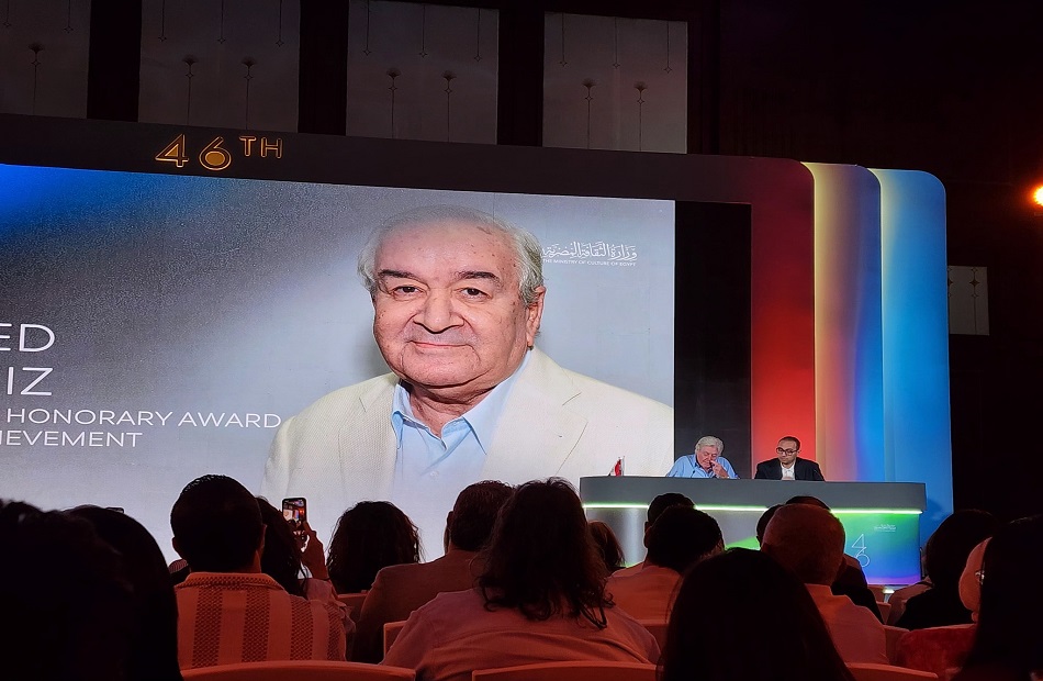 مهرجان القاهرة السينمائي يمنح المخرج محمد عبد العزيز جائزة الهرم الذهبي لإنجاز العمر