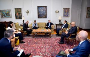 Le ministre des Affaires étrangères reçoit le Sous-Secrétaire général de l'ONU aux affaires humanitaires - Portail Al-Ahram