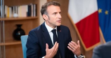 مصافحة غريبة للرئيس الفرنسي وترامب تثير الجدل.. فيديو