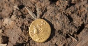 اكتشاف المئات من العملات السلتية عمرها 2000 عام.. لم تتعرض للسرقة – اليوم السابع