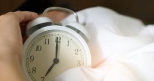 5 خطوات تساعدك على مقاومة الرغبة في النوم بعد الاستيقاظ