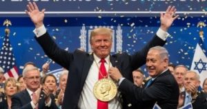 نتنياهو ينشر صورة ترامب حاملا جائزة نوبل للسلام.. ويعلق: إنه يستحقها