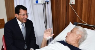 وزير الرياضة يطمئن على الحالة الصحية لـ حسن شحاتة