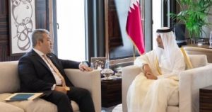 رئيس وزراء قطر يلتقي سفير مصر بالدوحة لبحث ترتيبات قمة شرم الشيخ للسلام