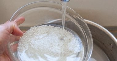 5 raisons de faire tremper le riz avant la cuisson : il sera plus sain et plus léger - Youm7