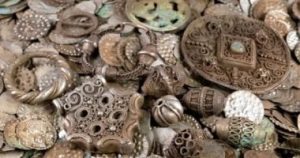 À la recherche de vers… Découverte de 20 000 pièces médiévales en Suède