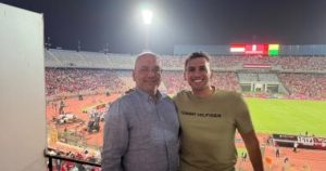 البطل الأولمبى أحمد الجندى يحتفل بتأهل منتخب مصر إلى كأس العالم مع والده – اليوم السابع