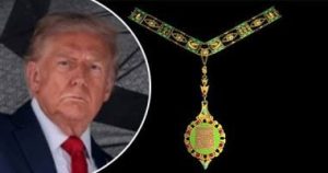 قلادة النيل أرفع الأوسمة المصرية.. تم تأسيسها عام 1915.. مصنوعة من الذهب أو الفضة المذهبة.. وترمز إلى الحماية من الشرور والخير والثراء والدوام.. والرئيس الأمريكى الأسبق كارتر سبق ترامب فى الحصول عليها