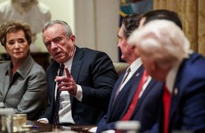 وزير الصحة الأمريكي يربط الباراسيتامول والختان بالتوحد.. والعلم يرد