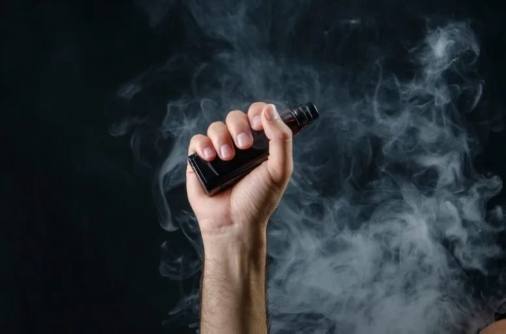 “لعنة كوفيد” تطاردهم.. خبير محذراً المدخنين: صحتكم في خطر!